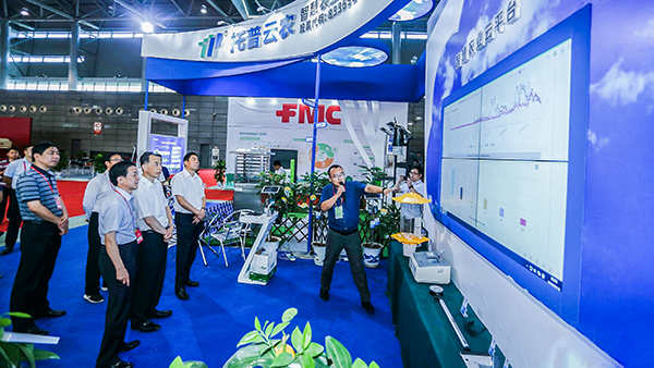 安徽省政協(xié)副主席夏濤蒞臨托普云農(nóng)展臺(tái) 安徽省政協(xié)副主席夏濤蒞臨托普云農(nóng)展臺(tái)