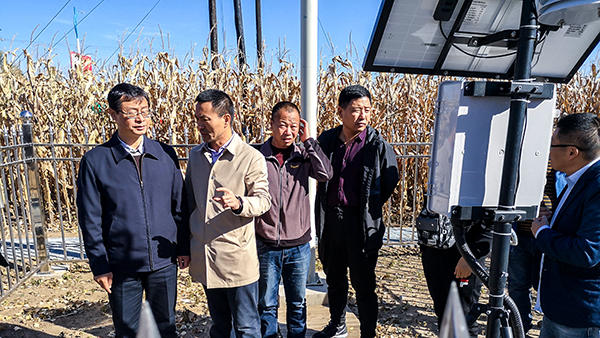 謝建華副主任與托普云農陳渝陽董事長就黑土地保護問題做深入交談 謝建華副主任與托普云農陳渝陽董事長就黑土地保護問題做深入交談