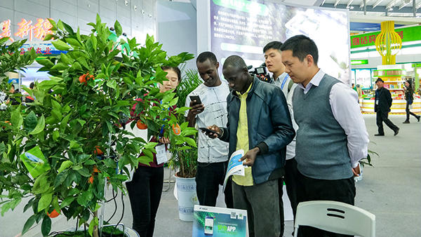 托普云農(nóng)帶來的新型技術(shù)成果，得到了現(xiàn)場(chǎng)不少訪客的關(guān)注與期待。