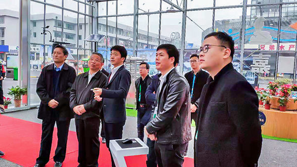 浙江省政協副主席、黨組成員黃旭明蒞臨展位聽取浙江省數字農業系統介紹匯報