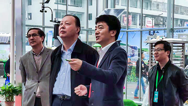 原浙江省人大常委會副主任矛臨生蒞臨展位聽取浙江省數字農業系統介紹匯報